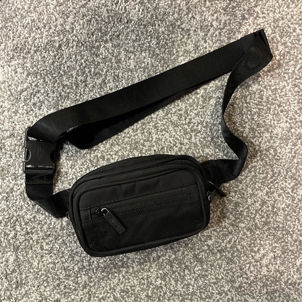 NWOT Calpak black Fanny pack